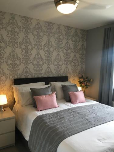מיטה או מיטות בחדר ב-Villa Belle Three bedroom Basildon
