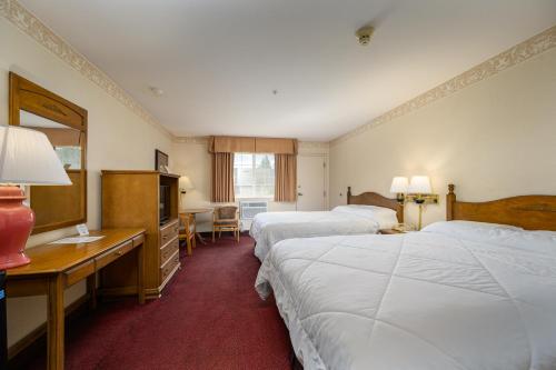 Postel nebo postele na pokoji v ubytování Three Rivers Inn Sedro Woolley