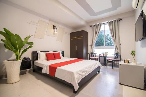 een slaapkamer met een bed met een rode en witte deken bij Bin Bin Hotel 1 - Near RMIT University in Ho Chi Minh-stad