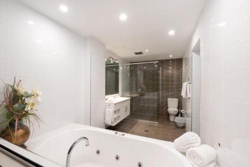Et badeværelse på Mercure Centro Port Macquarie