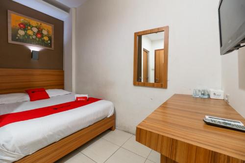 Posteľ alebo postele v izbe v ubytovaní RedDoorz Syariah near Simpang Surabaya Aceh