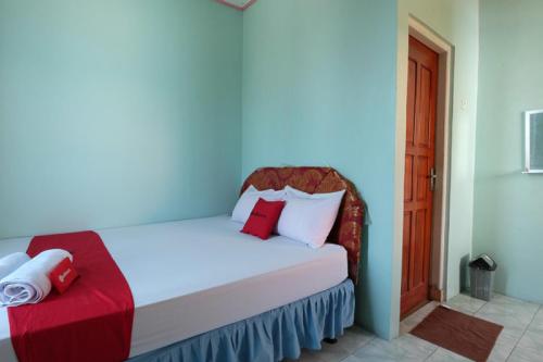 Giường trong phòng chung tại RedDoorz near Mangrove Forest Kupang