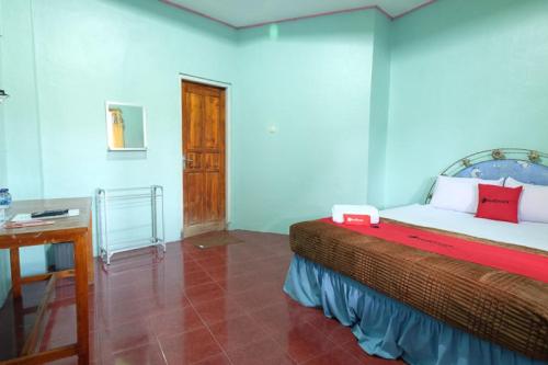 Giường trong phòng chung tại RedDoorz near Mangrove Forest Kupang