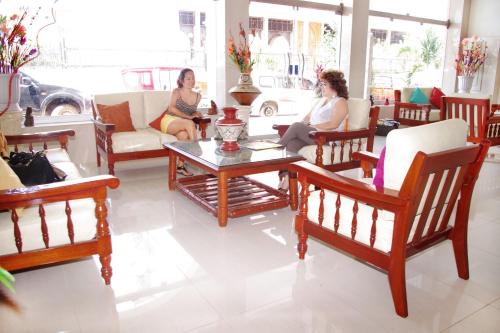 eine Gruppe von Frauen in einem Wohnzimmer in der Unterkunft Auditorio & Centro de Capacitaciones Central Park Pucallpa in Pucallpa