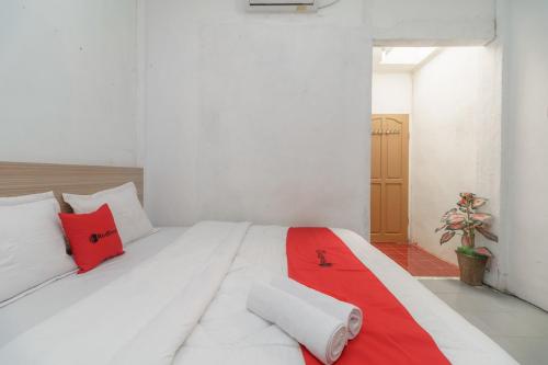 Tempat tidur dalam kamar di RedDoorz Syariah near Paradiso Beach Sabang