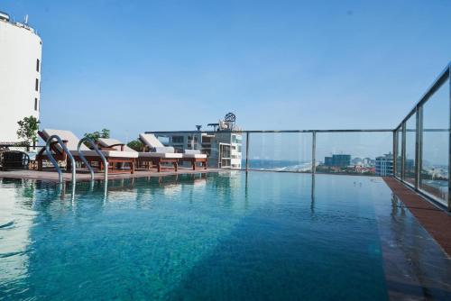Πισίνα στο ή κοντά στο Sofiana My Khe Hotel & Spa - Rooftop Pool Bar - Free Craft Beer and 20 minute Spa per Room
