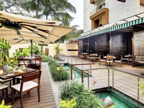 Un balcón o terraza de Grand Mercure Bangalore - An Accor Brand