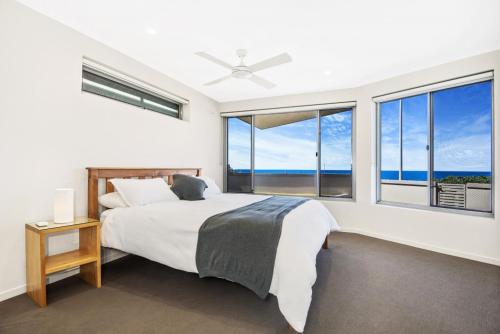 um quarto com uma cama e vista para o oceano em Beachfront Cabarita Apartment by Kingscliff Accommodation em Cabarita Beach