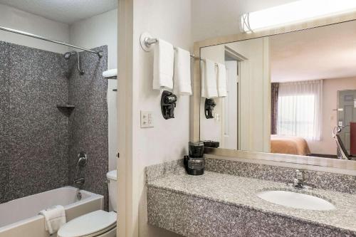 Ванная комната в Quality Inn & Suites near Lake Eufaula