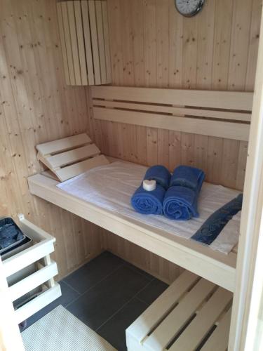 un letto a castello con asciugamani blu in una sauna di Reethaus Seeadler mit Sauna, Terrasse, Garten a Glowe