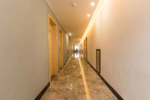 a long hallway with white walls and a long aisle at Yangshuo Yi Landscape Hotel in Yangshuo