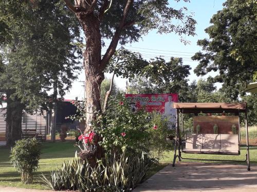 Taman di luar Wapipathum Earthen House