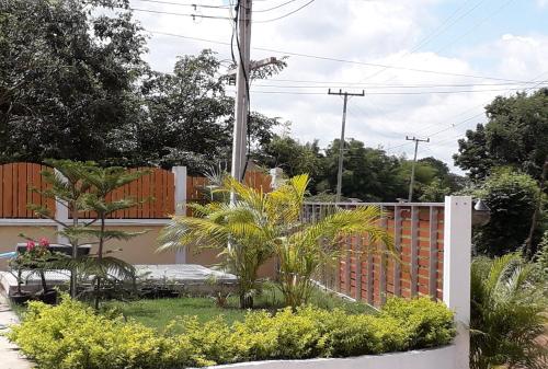 Taman di luar Wapipathum Earthen House