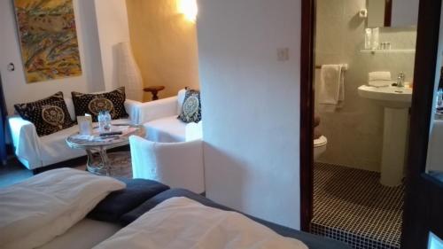 um quarto de hotel com uma cama e uma casa de banho em L'Almàssera Casa Rural & Restaurant em Margarida