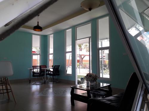 Ruang duduk di Wapipathum Earthen House