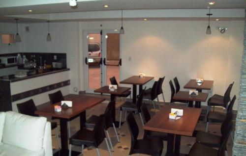 un restaurante con mesas y sillas en una habitación en Ayres Sur en Mar del Plata