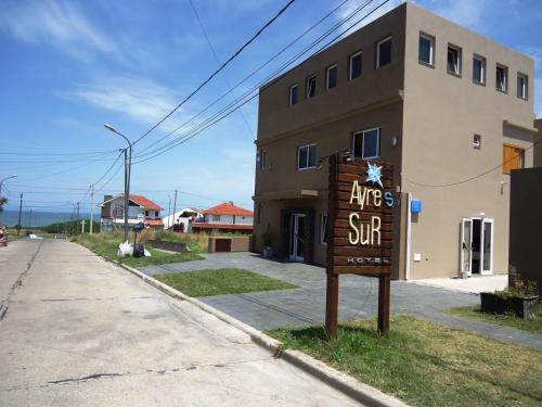 a sign on the side of a street next to a building at Ayres Sur in Mar del Plata