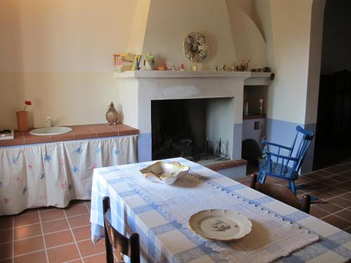 een eetkamer met een tafel en een open haard bij Aromi di casa in Pianella