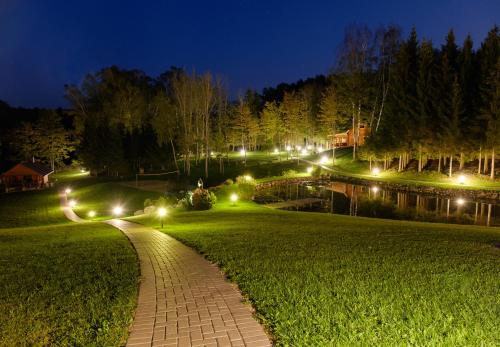 een wandelpad in een park 's nachts verlicht bij 5 stories in Inkartai