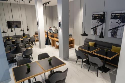 Televízia a/alebo spoločenská miestnosť v ubytovaní Grand Port Suites