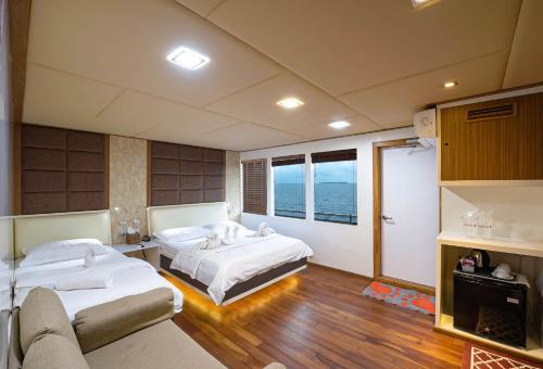 Postel nebo postele na pokoji v ubytování Liveaboard Adora