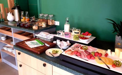 un bancone della cucina con un mucchio di frutta e verdura di Oldsens - Wohnen zwischen Wind und Weite a Oevenum