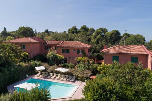 - une vue aérienne sur une maison avec une piscine dans l'établissement Residenze Al Colle Dei Pini, à Riccione