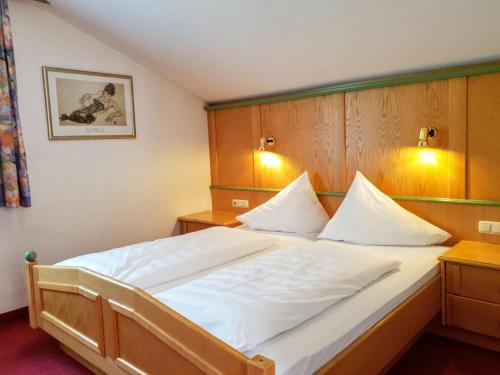 Säng eller sängar i ett rum på Alpen Appartements Lärchenhof