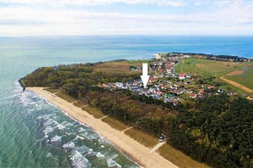 an aerial view of a beach next to the ocean at Ferienwohnung Ostseebrise in Thiessow