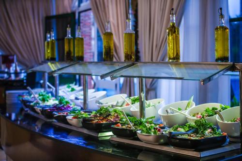 Comida en o cerca de este hotel