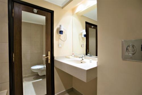 La salle de bains est pourvue d'un lavabo et de toilettes. dans l'établissement Jaz Crown Jewel Nile Cruise - Every Saturday from Luxor for 07 & 04 Nights - Every Wednesday From Aswan for 03 Nights, à Louxor