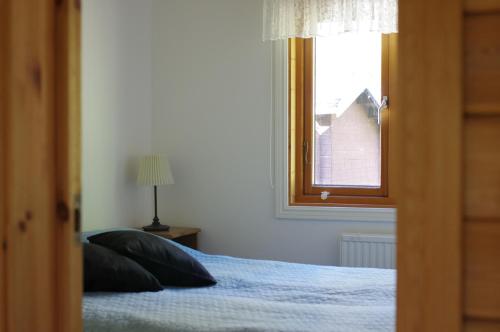 a bedroom with a bed and a window at Tallbarren in Rälla