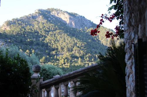 a balcony with a mountain in the background at Ca'n Beneït in Binibona