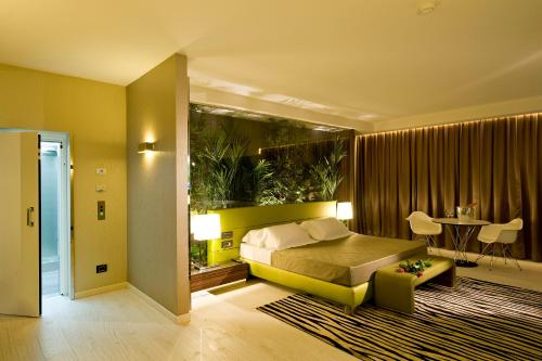 1 dormitorio con 1 cama y 1 mesa en una habitación en Viola Mhotel, en Grumello del Monte