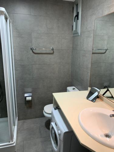 La salle de bains est pourvue d'un lavabo, de toilettes et d'une douche. dans l'établissement Marsin Playa 210 Vivienda Vacacional, à Las Palmas de Gran Canaria
