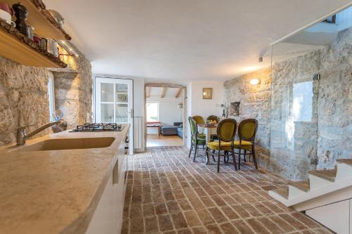 Χώρος καθιστικού στο Villa Hideaway with heated pool, sauna & bikes
