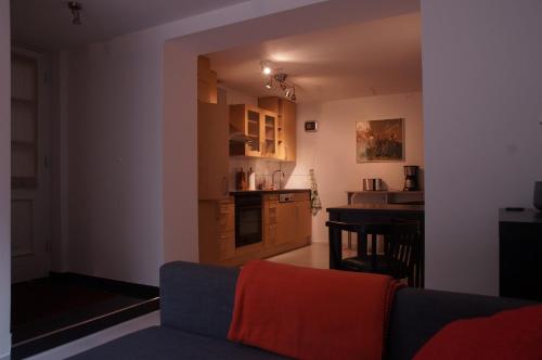 ein Wohnzimmer mit einem Sofa und einer Küche in der Unterkunft Haus Lüllmann in Bremen