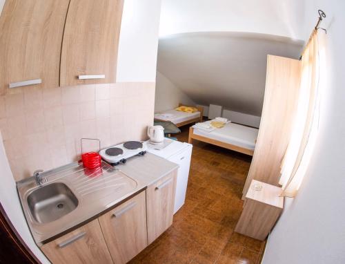 Guest House Lotos في بيشيشي: مطبخ صغير مع حوض وموقد