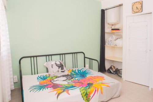 Un dormitorio con una cama con una pintura. en le studio du Grazel, en Gruissan