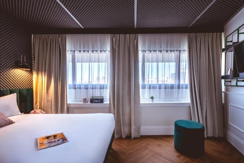 Säng eller sängar i ett rum på The ReMIX Hotel