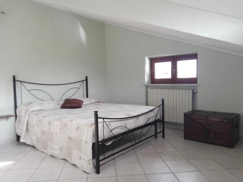sypialnia z łóżkiem i oknem w obiekcie La Sofiètta w mieście Borgo San Dalmazzo