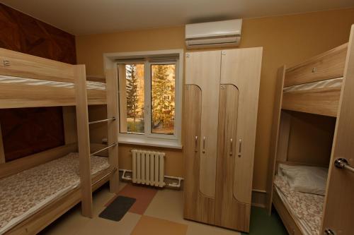 Poschodová posteľ alebo postele v izbe v ubytovaní OVB Hostel