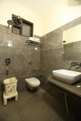 Un baño de Hotel Malhotra inn 50 Meter from Golden Temple