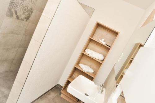 W łazience znajduje się umywalka, toaleta i prysznic. w obiekcie apart-wolf-arlberg w mieście Warth am Arlberg