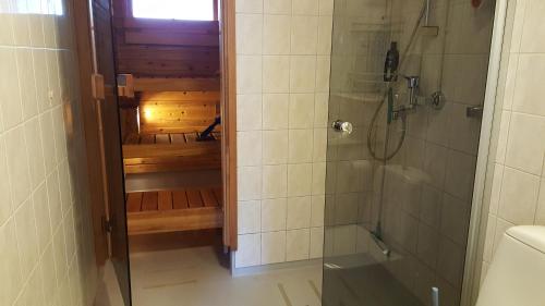 bagno con doccia e cabina doccia in rose di Saariselän Marjamajat Apartment Sopuli a Saariselka