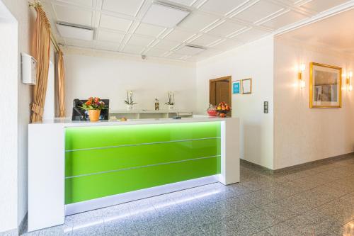 a green and white counter in a room at Lohmann's Kapeller Hof in Langenfeld