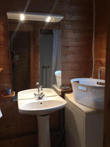 Koupelna v ubytování Les Chalets de Thegra proche de Rocamadour et Padirac