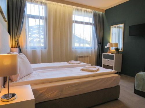 מיטה או מיטות בחדר ב-Rivendell Apartments Flora Complex