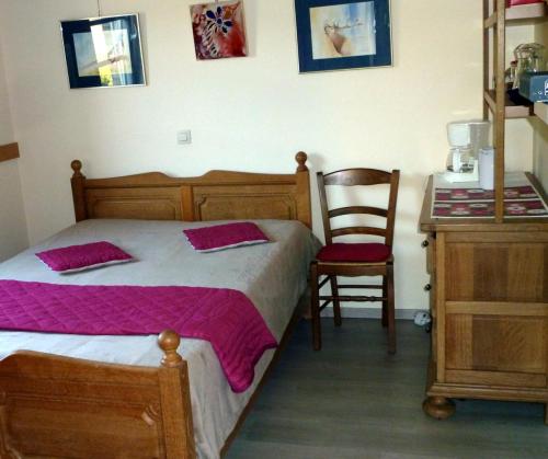 sypialnia z łóżkiem, biurkiem i krzesłem w obiekcie La FANGETTE , LIBRAMONT, BRAS-HAUT w mieście Bras-Haut