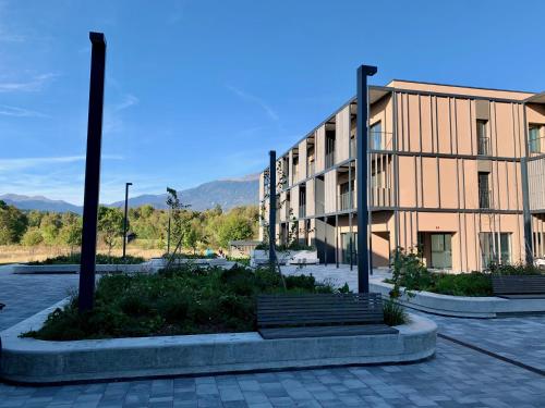 Un edificio con un banco delante de él. en Lux Optim Bled, en Bled